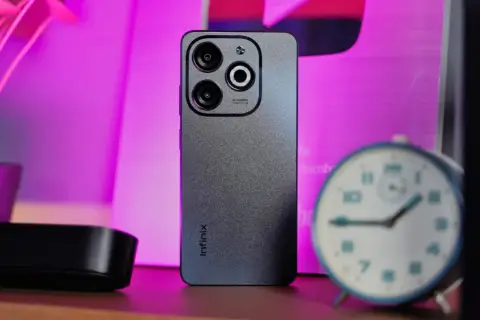 Szary smartfon Infinix z potrójnym aparatem. Czy to firma dla Ciebie?