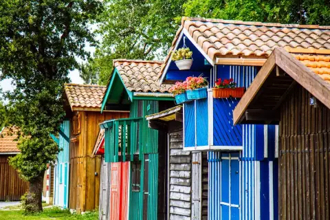Cabanes colorées au Cap Ferret, un décor pittoresque pour savoir que faire au Cap Ferret.