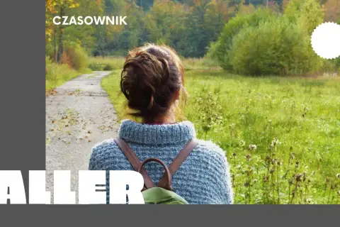 Kobieta w jesiennym swetrze i plecakiem idzie ścieżką w lesie. To **aller odmiana** natury.