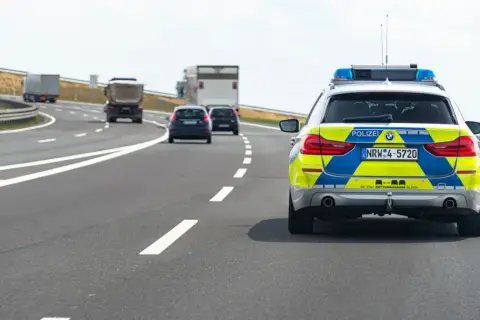 Niemiecka policja na autostradzie. Zastanawiasz się, ile kosztuje autostrada w Niemczech? Obecnie jest bezpłatna dla samochodów osobowych.
