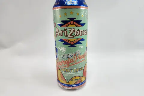 Puszka Arizona Green Tea Georgia Peach. Czy napój Arizona to energetyk? Tak, jest to lekko gazowany napój energetyczny.