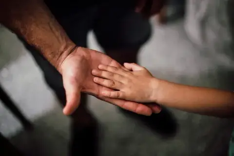 Znęcanie psychiczne nad dzieckiem: objawy, prawo i jak pomóc?