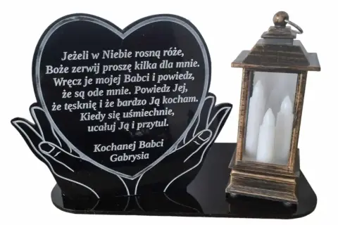 Serce z napisem "Kochanej Babci Gabrysia" i cytatem, obok lampion z białymi świecami. Wzruszające cytaty dla zmarłego dziadka i babci.