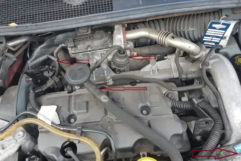 Silnik Renault z zaznaczonymi elementami, potencjalnie związanymi z błędem dtc p1525.