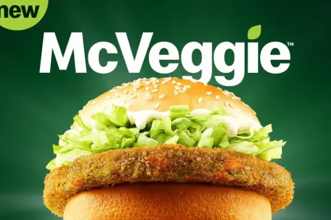 Nowy McVeggie, wege burger McDonald's, z chrupiącym kotletem warzywnym i świeżą sałatą.