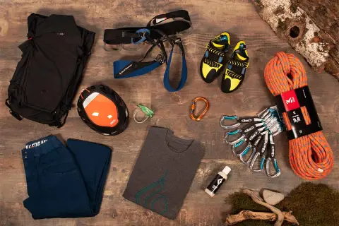 Un sac à dos, un casque, un baudrier, des chaussons, une corde, des mousquetons, un t-shirt et un pantalon : voici la liste materiel escalade essentielle pour l'aventure.