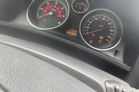 Kontrolka samochód z kluczykiem Opel świeci się, wskazując problem z immobilizerem lub kluczykiem. Na desce rozdzielczej widoczne są też inne kontrolki.