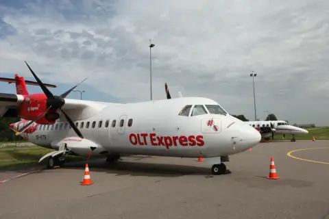 Samolot OLT Express na płycie lotniska.