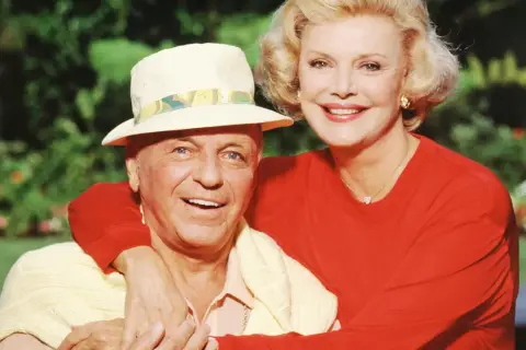 Frank Sinatra z żoną Barbarą, uśmiechnięci, w słoneczny dzień.