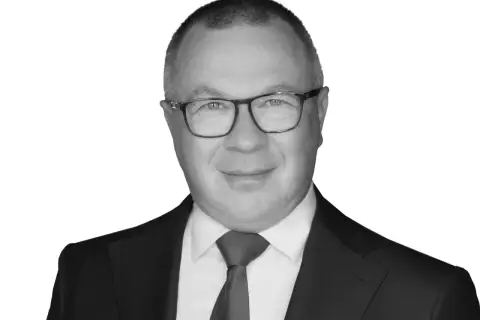 Portret Macieja Adamkiewicza w garniturze i okularach. Myśli o swoich dzieciach i ich przyszłości.