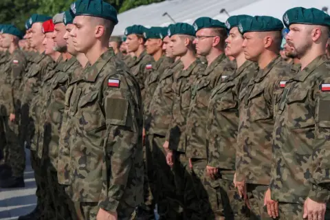 Żołnierze w mundurach stoją w szeregu. Czy w wieku 40 lat można iść do wojska? Tak, wiek nie jest przeszkodą dla chętnych do służby.