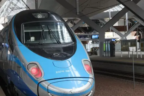 Nowoczesny pociąg PKP Pendolino na stacji. Czekamy na odjazd, ale chwilowo trwa przerwa techniczna PKP.
