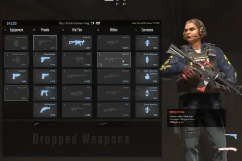 Gracz przygotowuje się do rundy w CS:GO, przeglądając opcje broni i wyposażenia. Czas na update!