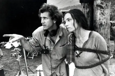 Mel Gibson reżyseruje scenę z Sophie Marceau na planie "Braveheart. Waleczne serce". Obsada i ekipa pracują nad filmem.