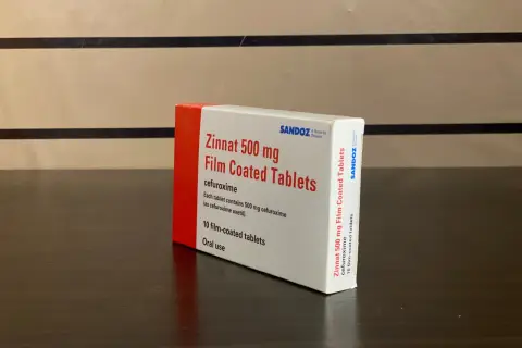 Opakowanie leku Zinnat 500 mg, zawierające 10 tabletek powlekanych do stosowania doustnego.