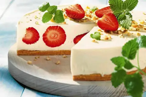 Ciasto na zimno z truskawkami: przepis na lato? Jędrzej Kubiak radzi!