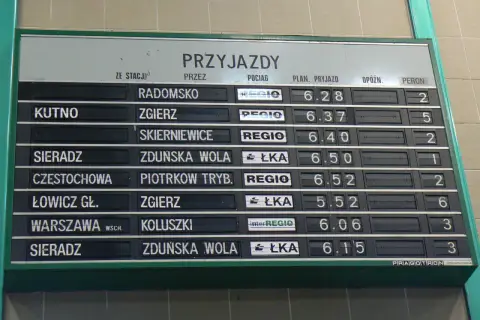 Tablica przyjazdów pociągów. Widoczny numer pociągu "REGIO" o 6:28 z Radomska, jadący na peron 2.