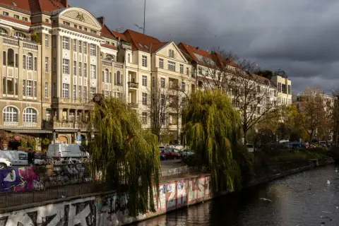 Berliner Altbauten am Wasser, mit Weiden und Graffiti. Hier gibt es viele Berlin Insider Tipps zu entdecken.