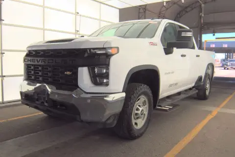 Biały Chevrolet Silverado 2500 HD, jeden z wielu imponujących chevrolet modele, gotowy do pracy.