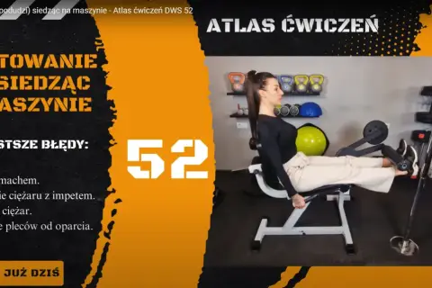 Kobieta wykonuje ćwiczenie prostowania nóg na maszynie w siłowni.