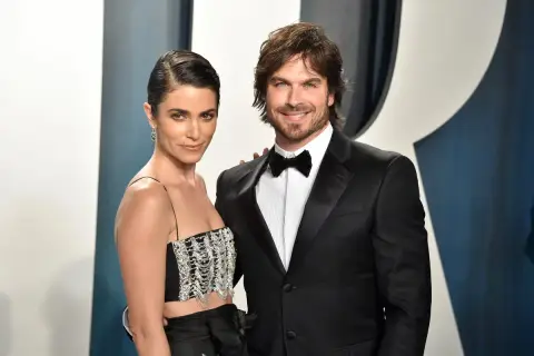 Para Ian Somerhalder dzieci, jego żona Nikki Reed wygląda olśniewająco w czarnej, błyszczącej kreacji.
