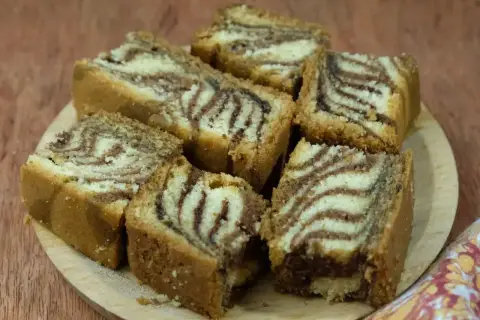 Kawałki ciasta zebra z czekoladowymi i waniliowymi pasami, jak na stary przepis.