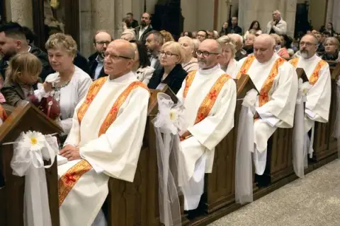 Czy diakon to ksiądz: poznaj kluczowe różnice w hierarchii kościelnej