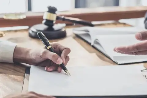 Jakie dokumenty są niezbędne do nabycia spadku u notariusza?
