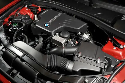 Silnik BMW TwinPower Turbo, model n20, w lśniącym czerwonym kolorze.