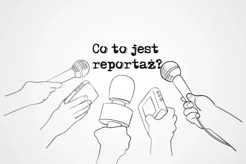 Ręce trzymają mikrofony i dyktafon, gotowe do nagrania reportażu. Pytanie "Co to jest reportaż?" wisi w powietrzu.
