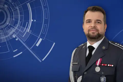 Mężczyzna w mundurze, wyższy stopień podoficerski w marynarce wojennej, z odznaczeniami. Tło z elementami graficznymi przypominającymi radar.