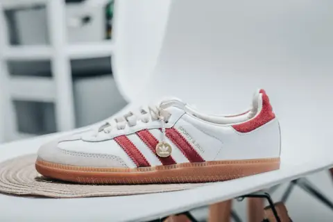 Najmodniejsze sneakersy damskie na co dzień: jak wybrać wygodne buty do miejskich stylizacji?