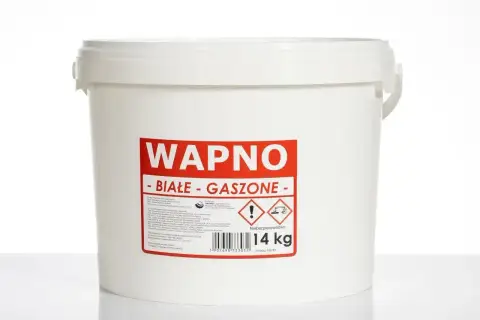 Białe wapno budowlane w wiadrze 14 kg. Produkt do prac remontowych i budowlanych.