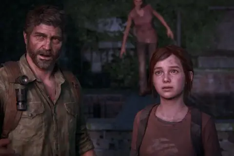 Joel i Ellie z gry The Last of Us Remastered, w tle widać zagrożenie.