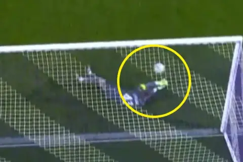 Bramkarz Interu Mediolan w akcji ratunkowej podczas meczu Fiorentina – Inter Mediolan. Piłka zmierza do siatki.