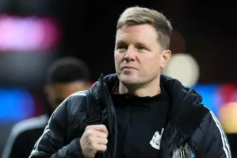 Eddie Howe, menedżer Newcastle, analizuje potencjalne newcastle transfery, przygotowując drużynę do kolejnych wyzwań.