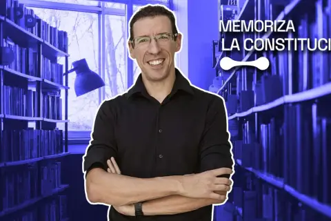 Hombre sonriente en biblioteca, rodeado de libros, con texto "Memoriza la Constitución". Aprende reglas mnemotécnicas para la Constitución Española.