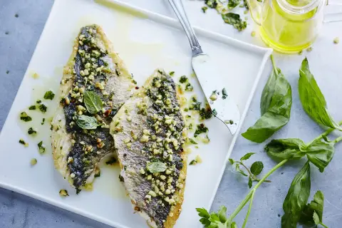 Dorade à la plancha, croustillante et savoureuse, prête à être dégustée. Le temps de cuisson est parfait pour cette recette.