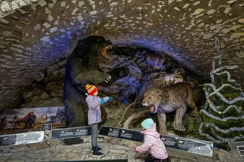Dzieci zwiedzają jaskinię niedźwiedzia, podziwiając prehistoryczne zwierzęta. Bilety do tego miejsca są warte każdej ceny!