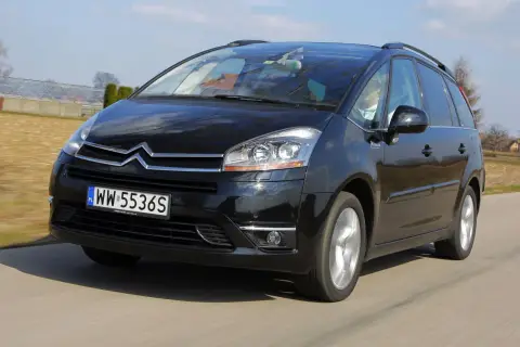 Czarny Citroen C4 Picasso w ruchu. Wiele osób szuka pozytywnych citroen c4 picasso opinie, ten model zasługuje na uwagę.