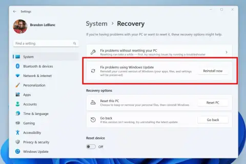 Opcja "Napraw problemy przy użyciu Windows Update" umożliwia przywracanie systemu Windows 11 bez utraty danych.