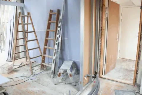 Co pierwsze hydraulika czy elektryka? Uniknij kosztownych błędów