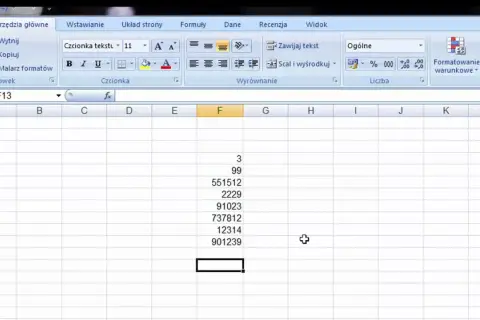 Arkusz kalkulacyjny Excel, gdzie w kolumnie F widoczne są liczby. Pokazuje, jak obliczyć wariancję w Excelu, wpisując dane.