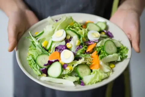 Kolorowa sałatka z jajkiem, ogórkiem, marchewką i kukurydzą – idealne menu dla cukrzyka.