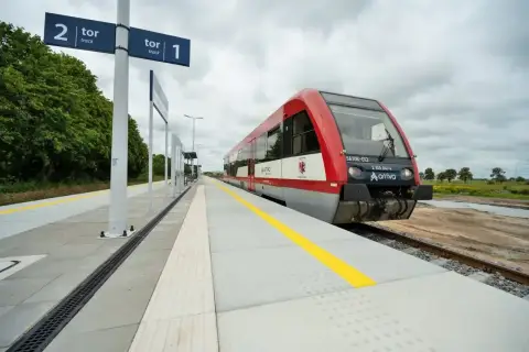Nowy pociąg Arriva na stacji Ostaszewo Toruń, gotowy do podróży.