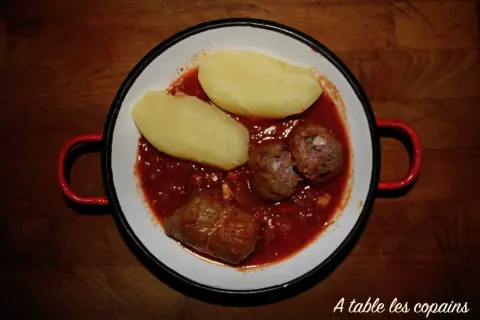 Un plat de viande en sauce avec des pommes de terre, un peu comme une alouette sans tête, prêt à être dégusté.