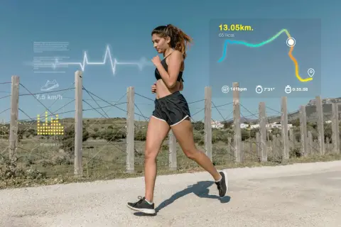 Kobieta biegnie, jej tętno 190 podczas biegu, dystans 13.05 km, spalone 651 kcal.