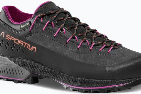 Czarny but trekkingowy La Sportiva TX4 Evo z fioletowymi akcentami i pomarańczowo-czarnymi sznurówkami. Idealny na górskie wyprawy.