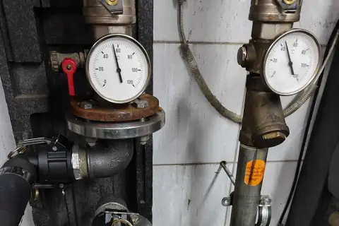 Manometry wskazują temperaturę. Zastanawiasz się, jak przepłukać instalację co? To zdjęcie pokazuje fragment systemu grzewczego.