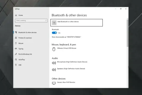 Ustawienia Bluetooth w Windows 10. Włączony moduł Bluetooth, widoczna nazwa komputera i lista podłączonych urządzeń.